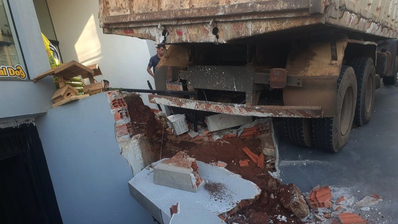 Botucatu: caminhão perde freio e atinge loja