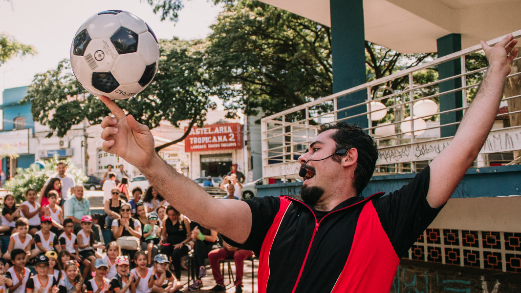 Sesi Botucatu terá show de malabarismo e amistosos de futebol nesta quarta (1º)
