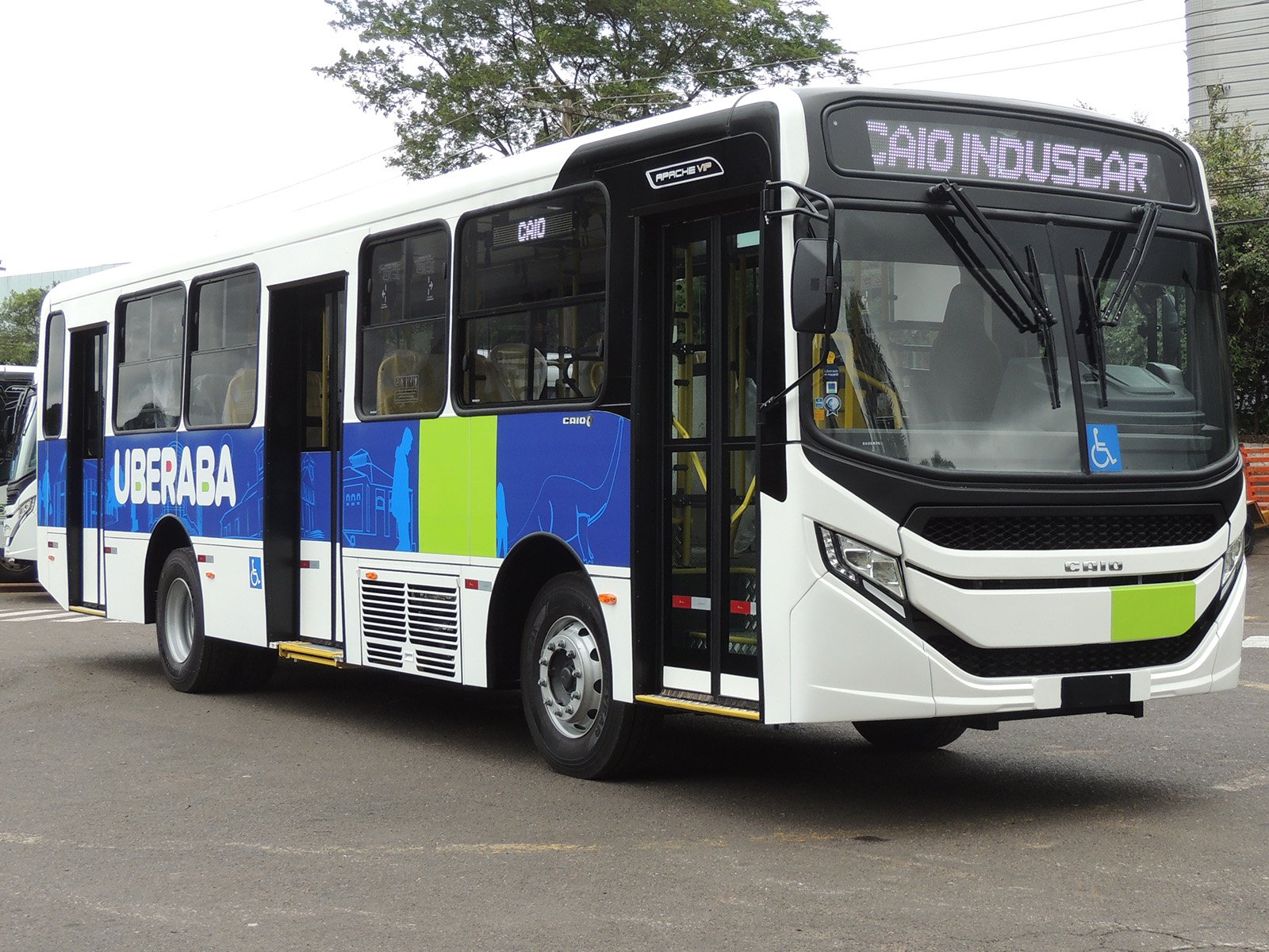 Caio entrega 29 ônibus para sistema de transporte de Uberaba