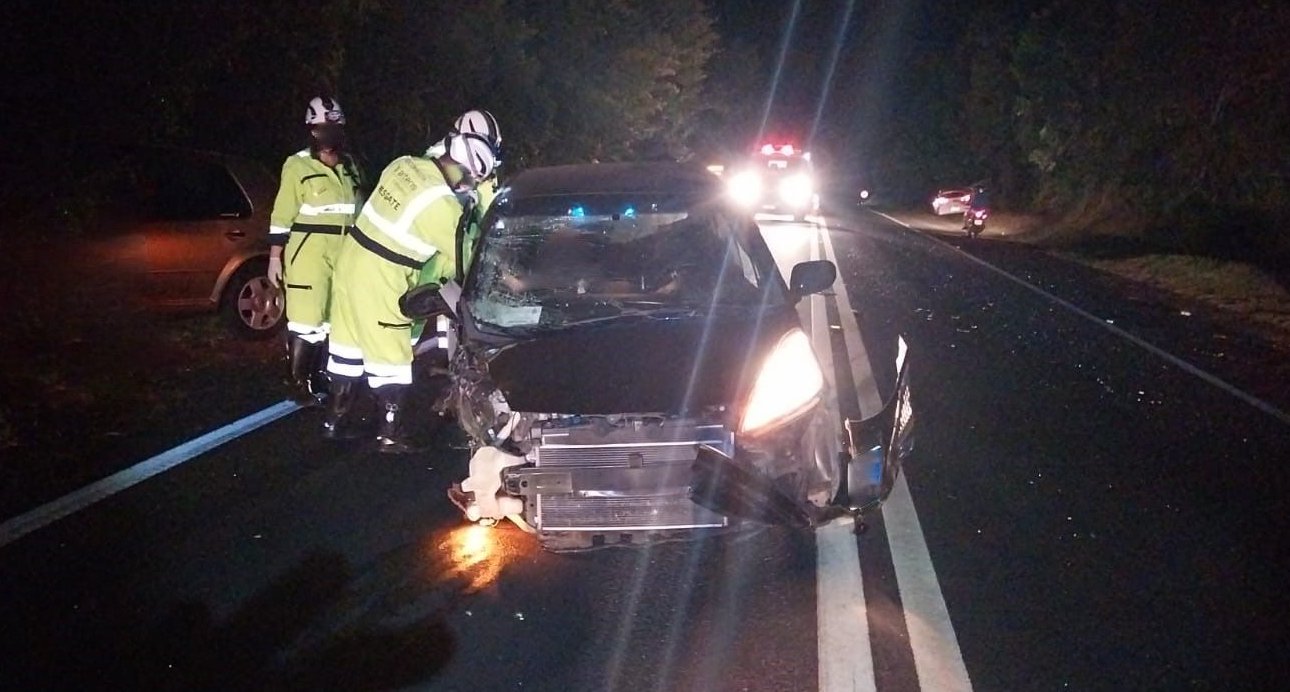 Ultrapassagem irregular termina em colisão frontal