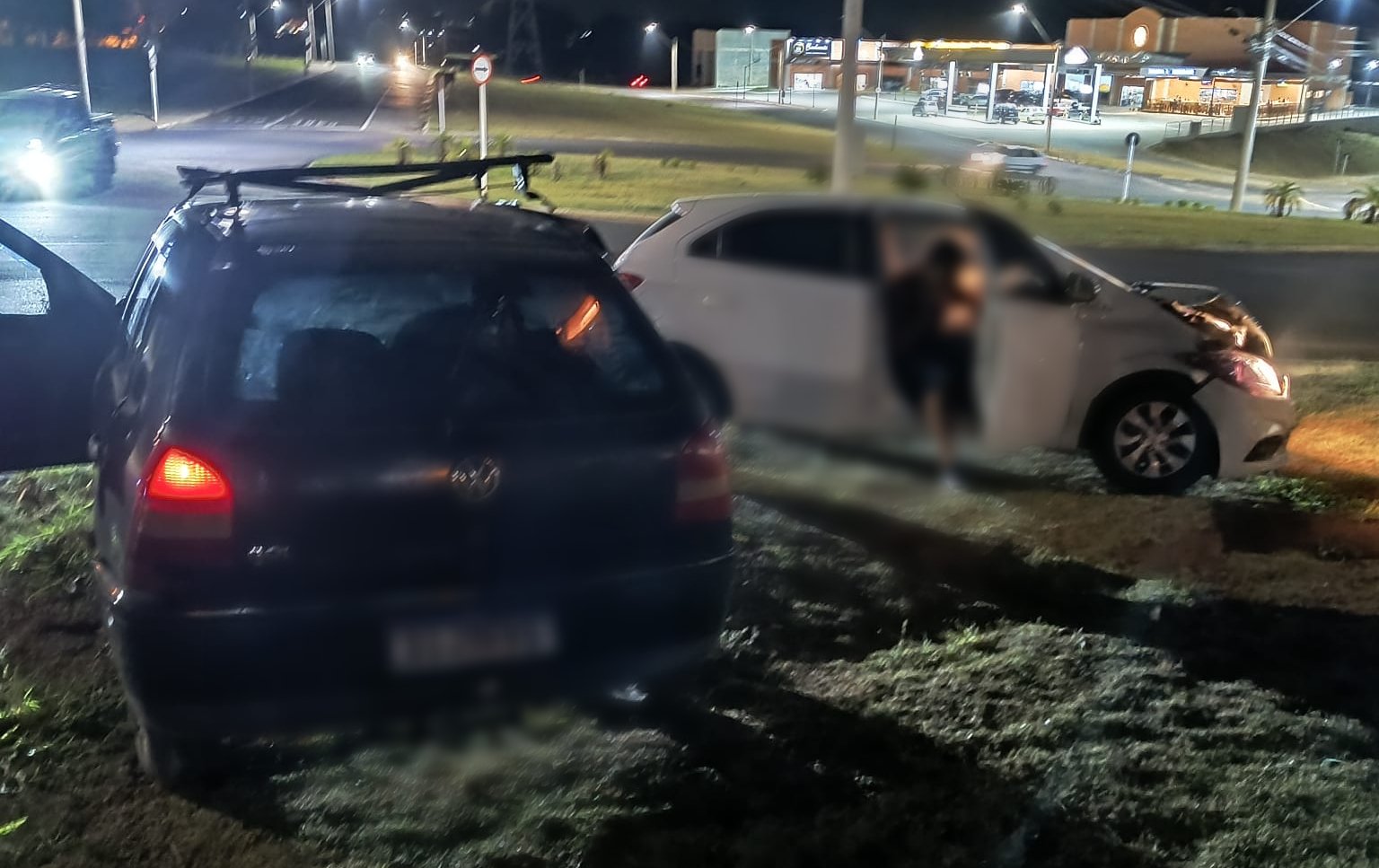 Botucatu: carro capota após colisão em rotatória