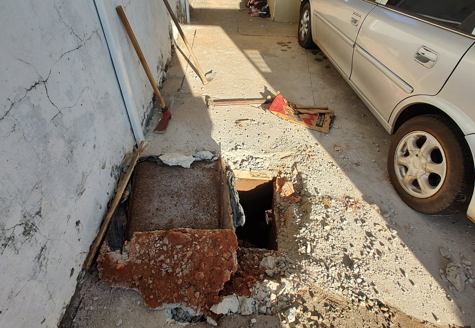 Casal escondia drogas em encanamento de residência