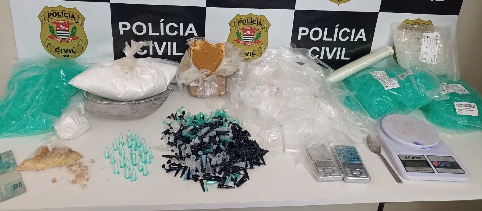 Polícia prende mulher e estoura “depósito” do tráfico em Botucatu