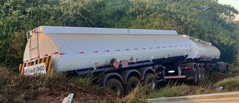 Motorista perde controle de caminhão-tanque e veículo para em barranco