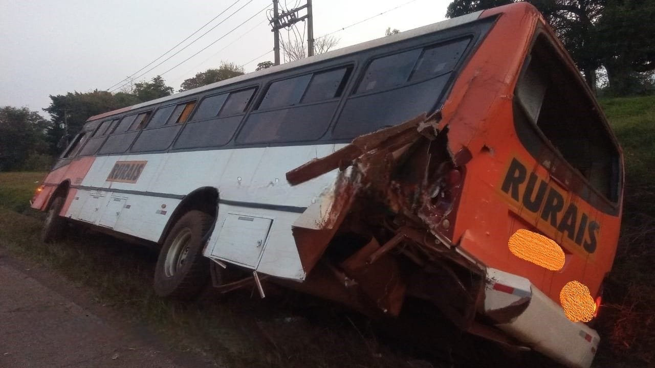 Carreta colide com ônibus, que tomba na Marechal Rondon