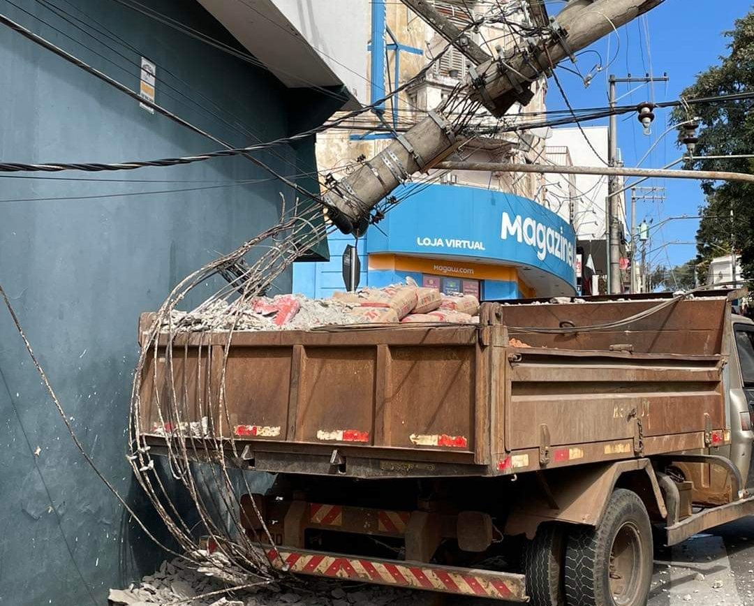 Caminhão tem falha mecânica e colide contra poste