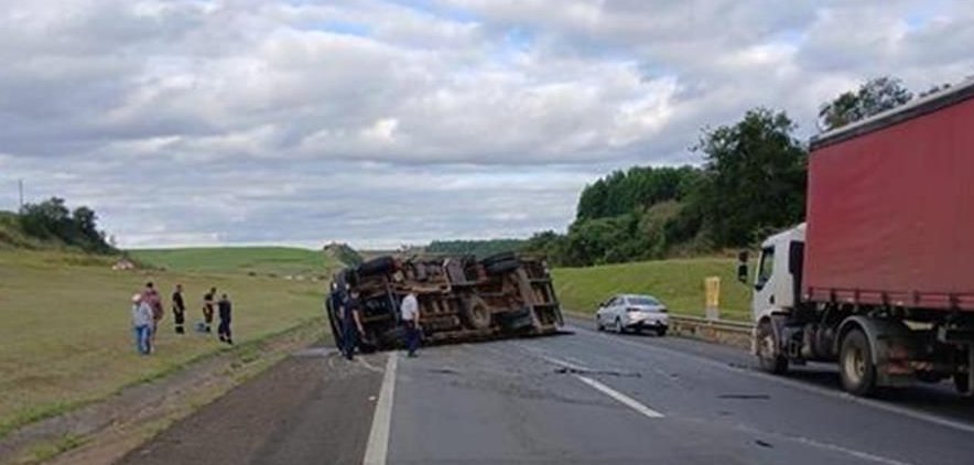Pneu estoura e caminhão carregado de madeira tomba na Castello Branco