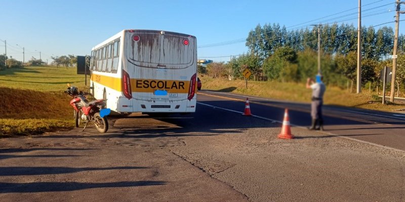 Ônibus escolar atinge moto em trevo do Maria Luiza