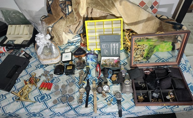 Presa quadrilha especializada em furtos a casas de luxo