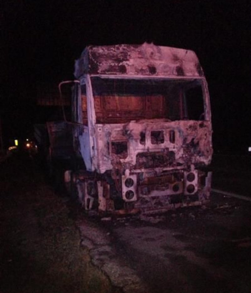 Carreta com bobinas é destruída por incêndio na Castello