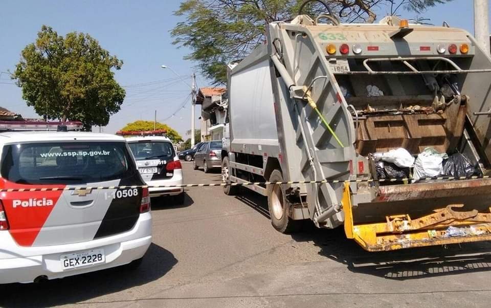 Idosa morre ao ser atropelada por caminhão de lixo