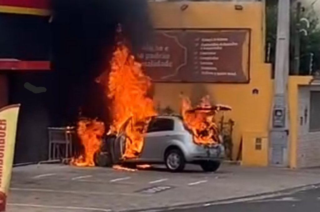 Botucatu: carro é totalmente destruído apos incêndio