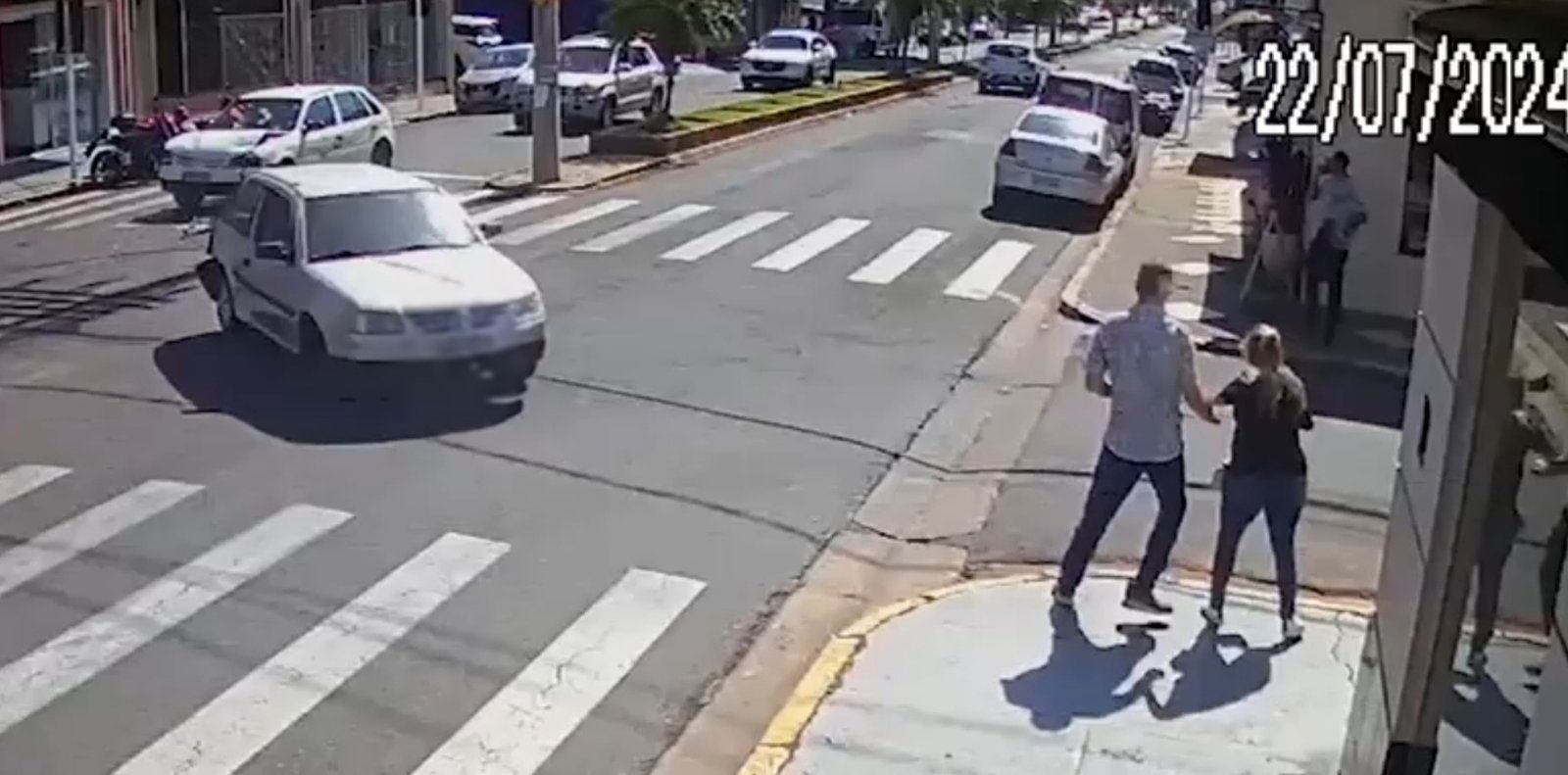 Pedestres escapam de atropelamento em Botucatu