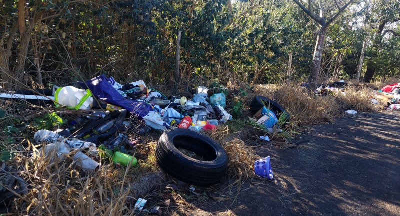Botucatu: lixo toma conta de área de mata no Plaza Martin