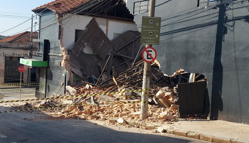 Engenheiros avaliam demolição de prédio que desabou