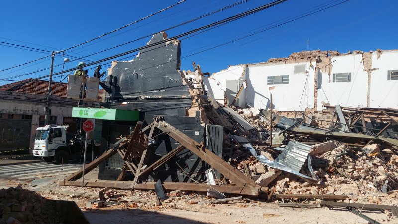 Prédio que desabou em Botucatu é demolido