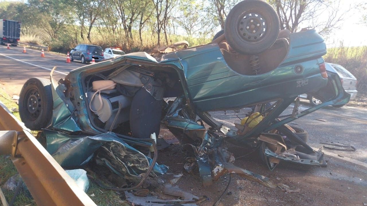 Colisão entre carro e ônibus deixa motorista morta