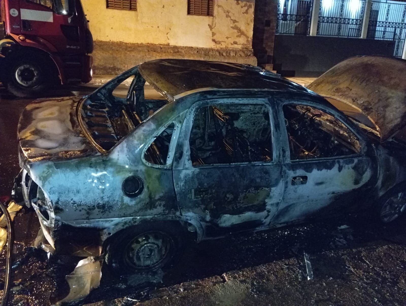 Carro fica destruído após incêndio