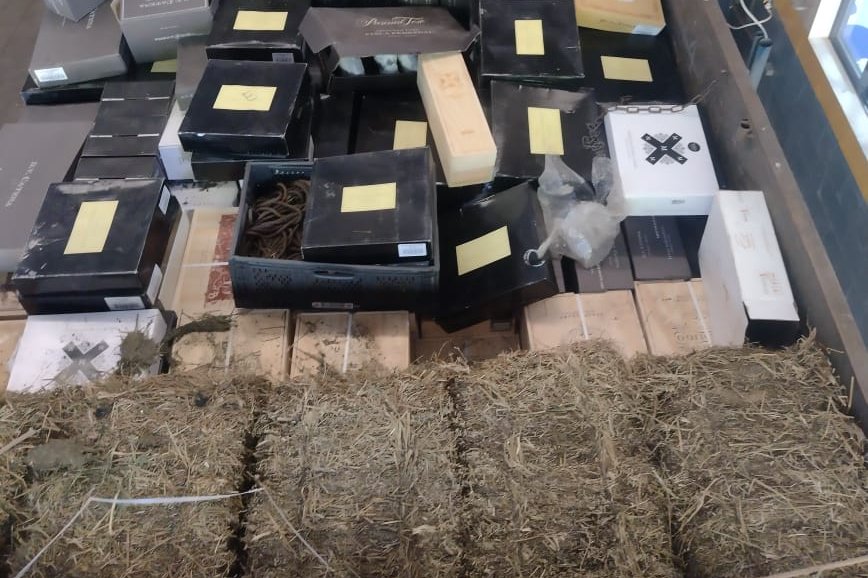 Polícia apreende mais de 3 mil garrafas de vinho irregulares