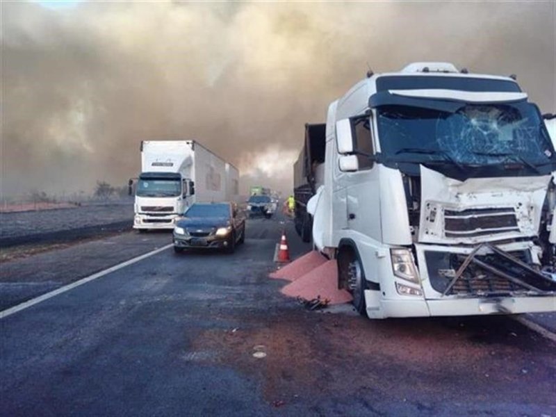 Incêndio provoca engavetamento entre veículos na Castello Branco