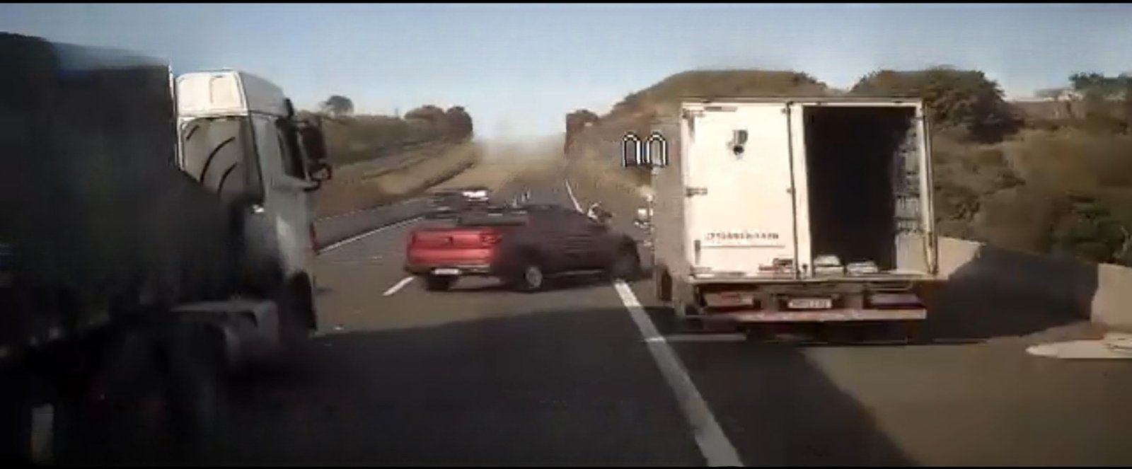Câmera registrou acidente em que trabalhadores pularam de ponte; confira o vídeo: