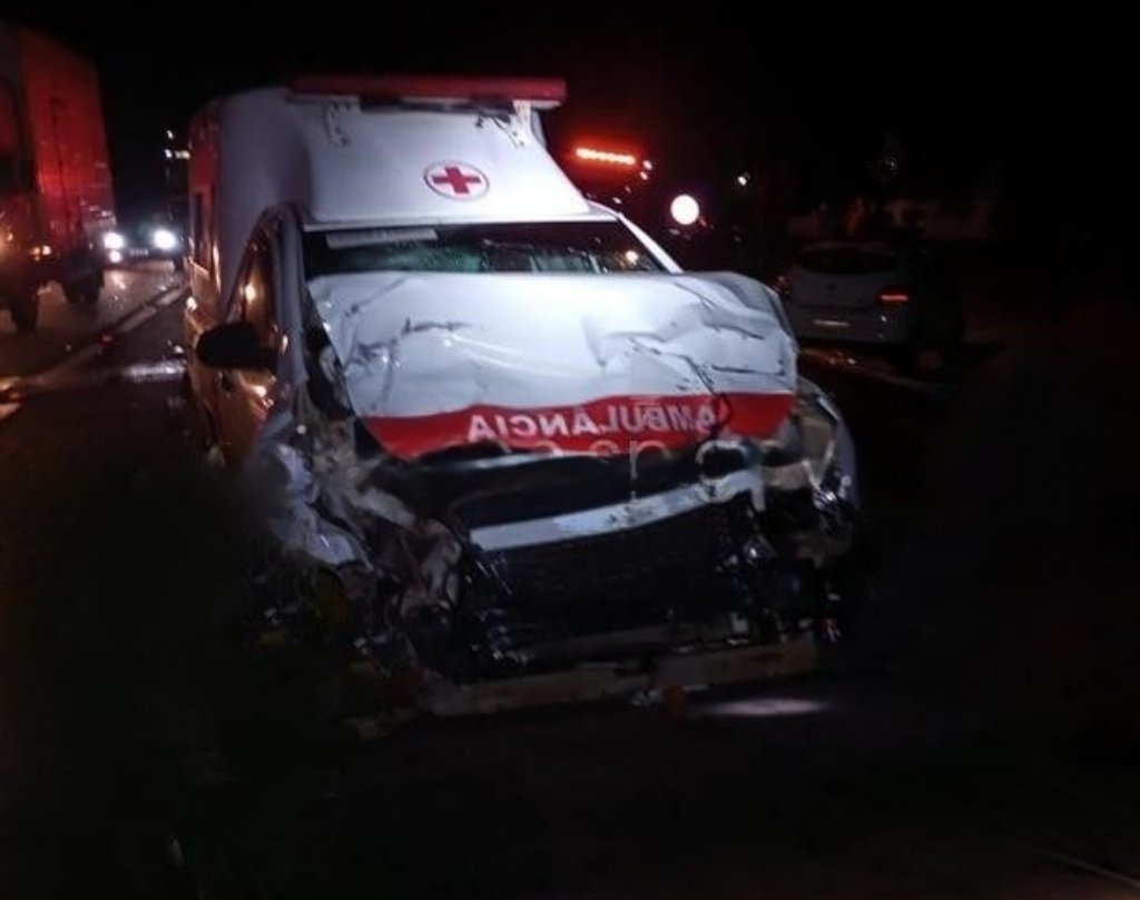 Acidente em rodovia deixa ocupantes de ambulância feridos