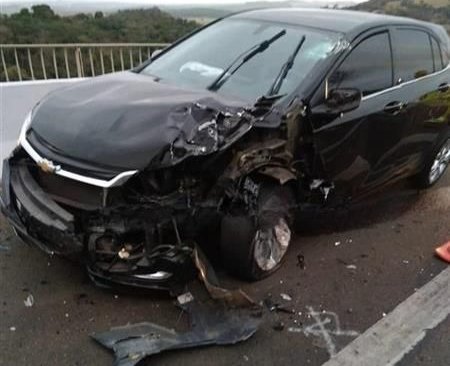 Vidro embaçado provoca colisão entre carro e carreta na Castello Branco