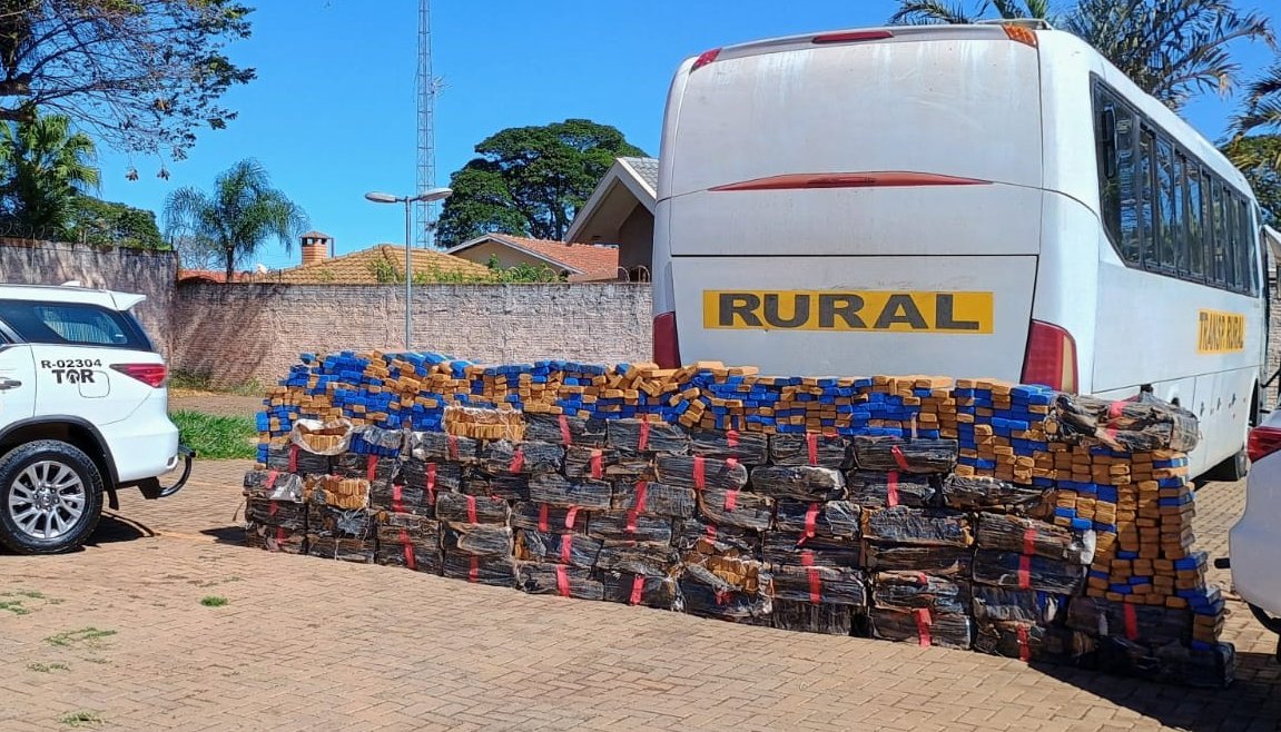 Polícia flagra ônibus de trabalhadores rurais com 1 tonelada de maconha