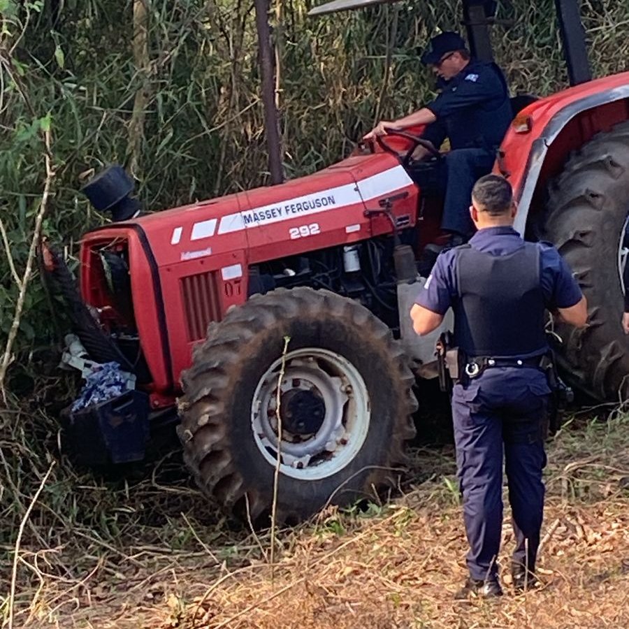 Tratores e caminhões são levados de granja em Botucatu