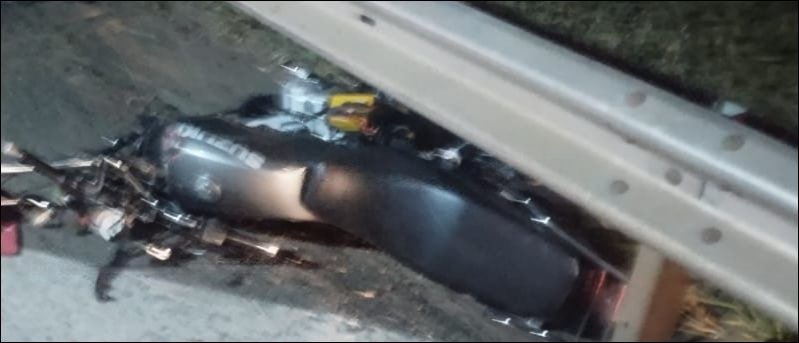 Acidente entre moto e caminhão mata jovem de 20 anos