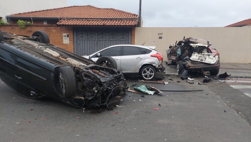 Botucatu: acidente envolve cinco veículos e termina em capotamento