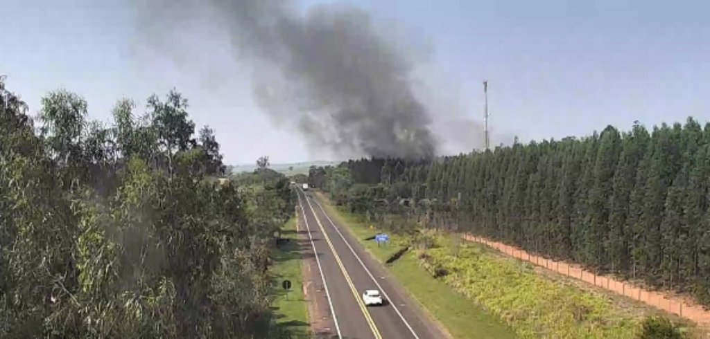Faíscas de serra causam incêndio em rodovia