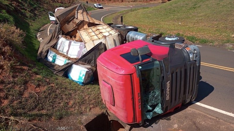 Carreta tem pane mecânica e tomba em acesso da Rondon
