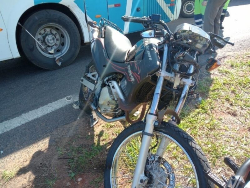 Colisão entre ônibus da Unesp e moto deixa um ferido