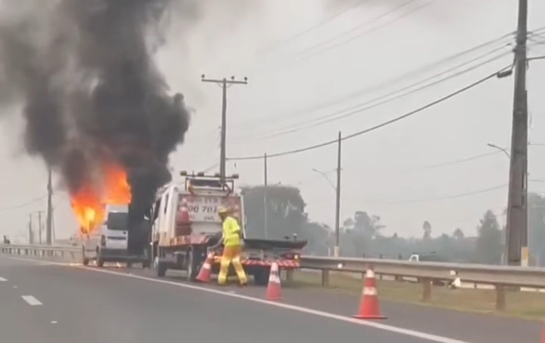 Passageiros escapam de incêndio que destruiu van em rodovia