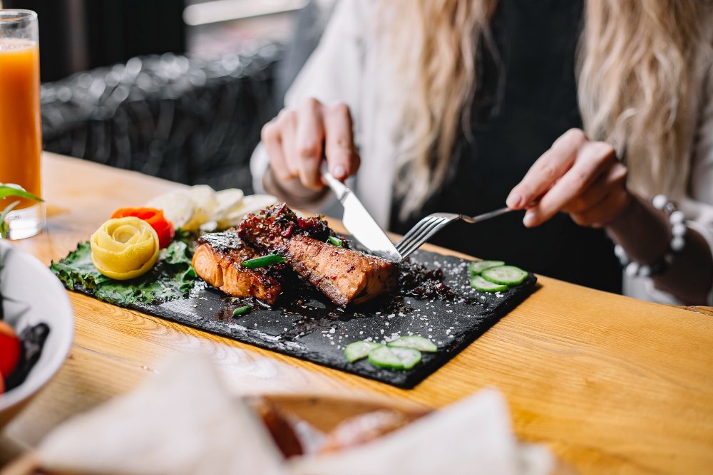 Alimentação e acúmulo de gordura no fígado: saiba o que diz a ciência