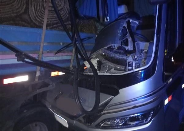 Ônibus com time de vôlei bate em caminhão na Castello Branco
