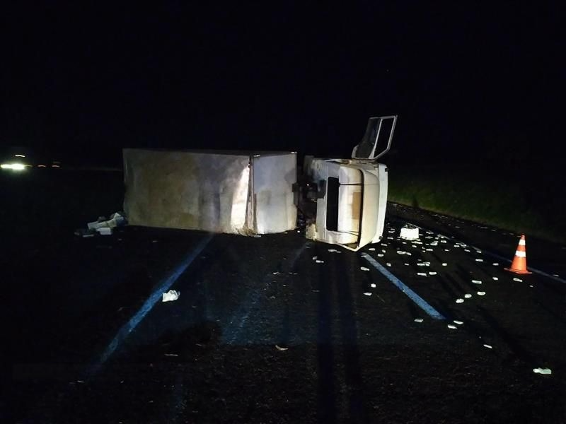 Carreta com 3 toneladas de medicamentos tomba na Castello