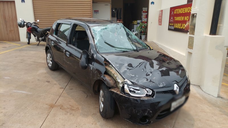 Carro capota após colisão em Botucatu
