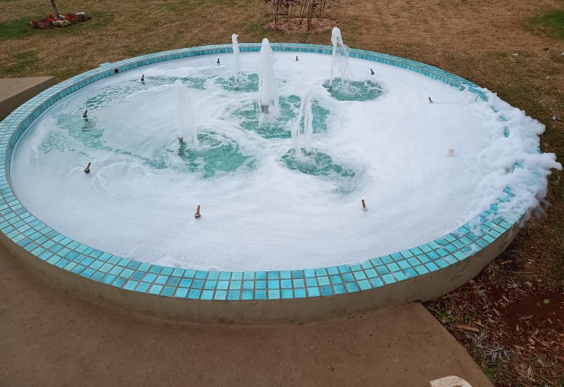 Fonte recém-inaugurada na Praça do Bairro é tomada por espuma