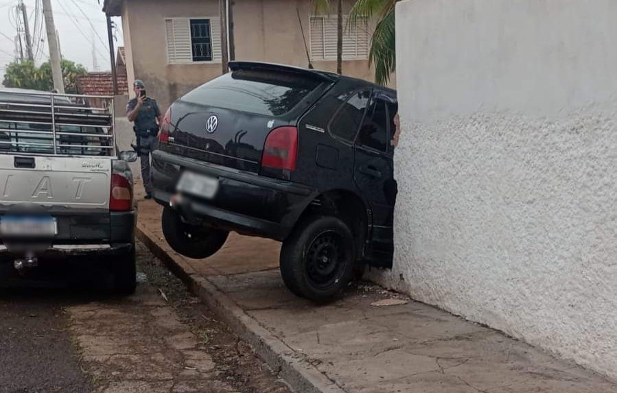 Carro é arremessado contra muro após ser atingido em colisão