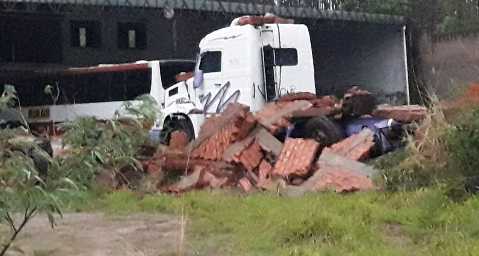 Itatinga: ventania derruba coberturas e cancela evento
