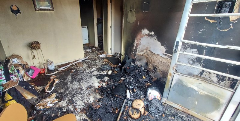 Botucatu: incêndio atinge casa no Santa Maria