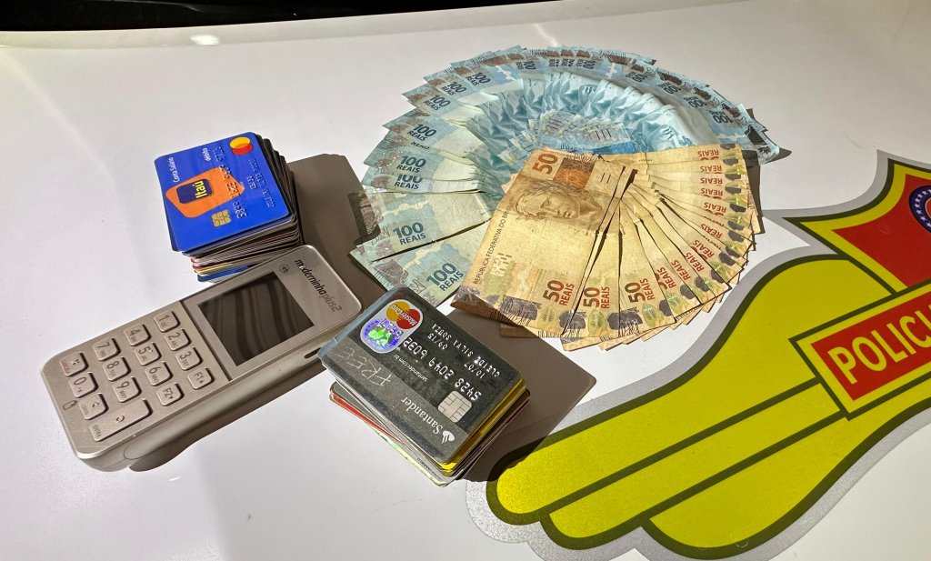 Trio é preso por estelionato com 70 cartões de crédito e R$ 4 mil em dinheiro