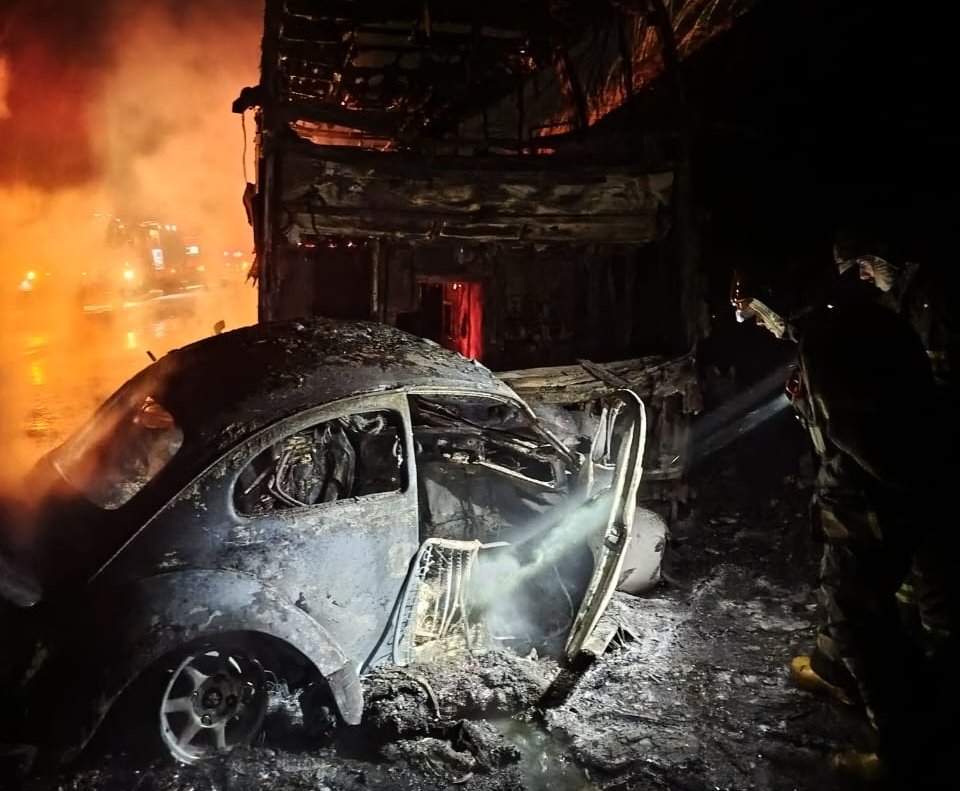 Carro e ônibus pegam fogo após colisão; duas pessoas morreram no acidente