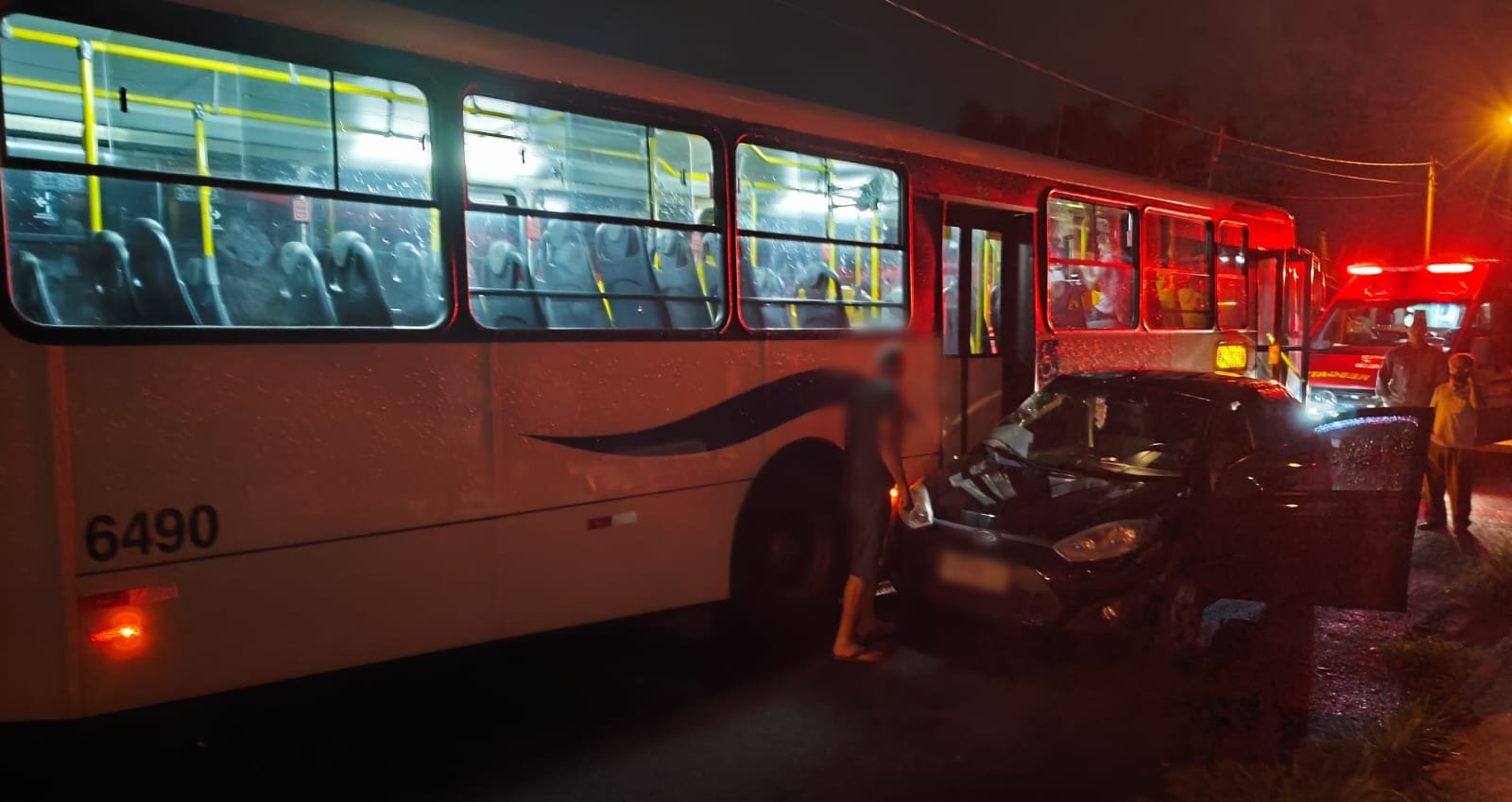 Ônibus atinge e arrasta carro em Rubião Júnior