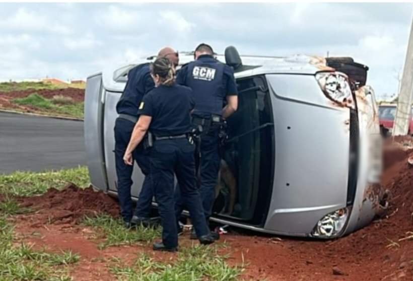 Acidente provoca capotamento de carro com idosos