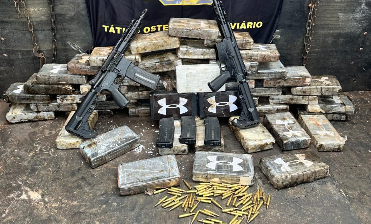 Polícia apreende cocaína e fuzis em carga de farinha