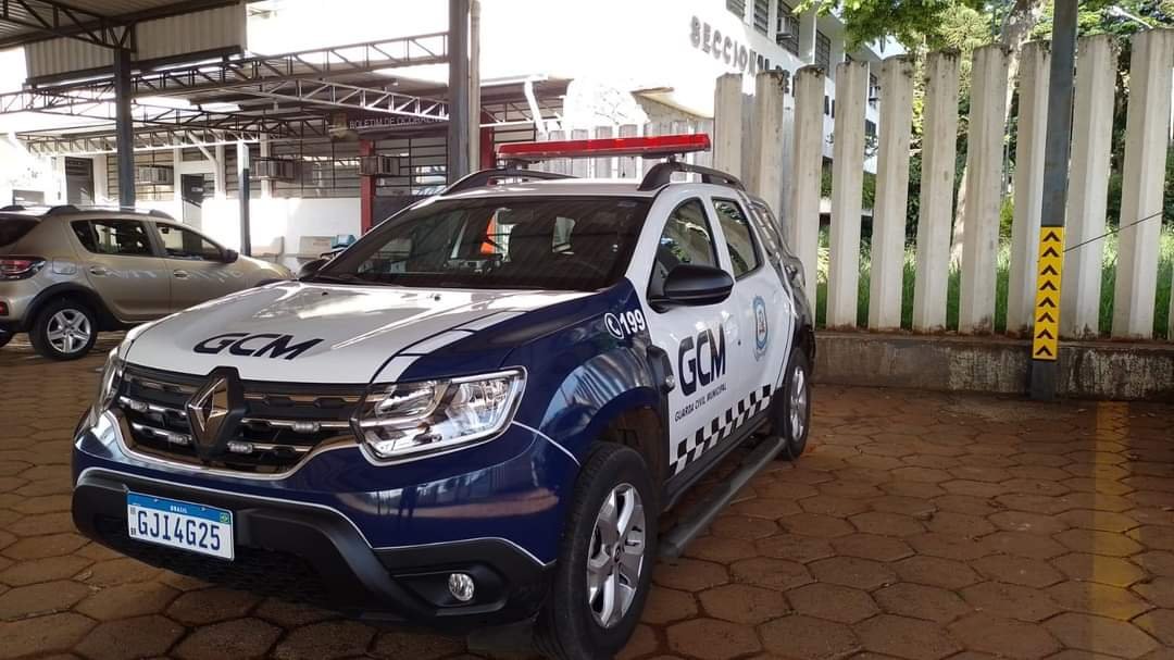 Homem é preso ao ser flagrado por câmeras traficando drogas próximo a escola