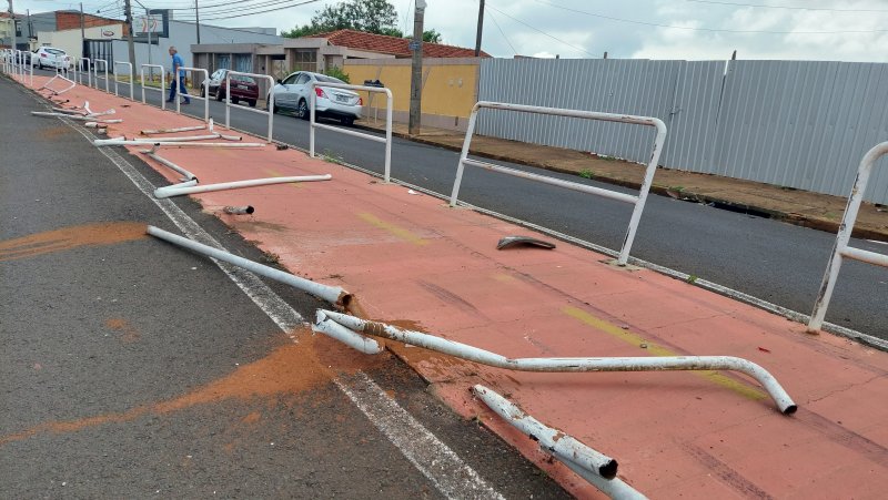 Botucatu: caminhonete arranca grades de proteção de ciclovia